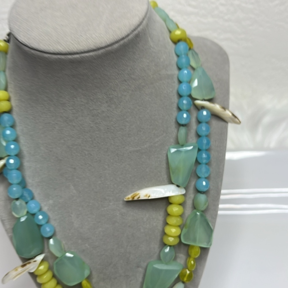 Elegant Multicolor Shell Necklace - Picture 11 of 11